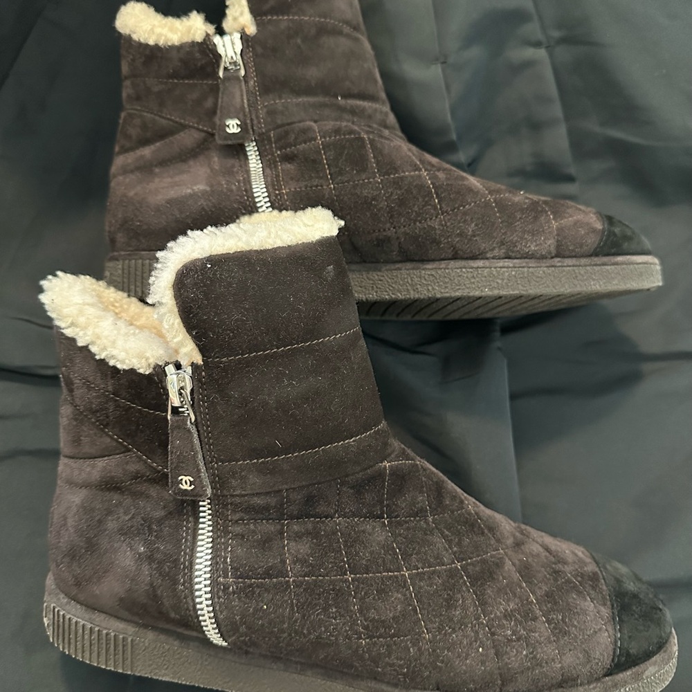 CHANEL SHEARLING SUEDE ANKLE BOOTS - Picture 3 of 7